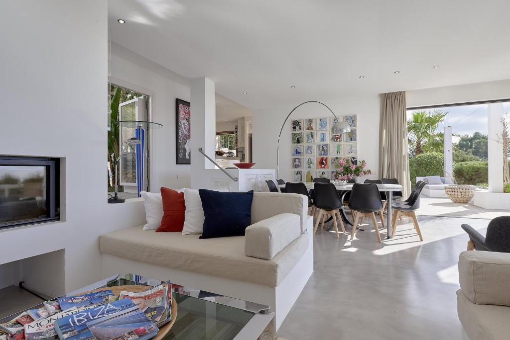 Posezení v ubytování Deluxe Ibizan Retreat Stunning Sea Views Can Juana 6 Bedroom A Short Drive To The Beach San Jose