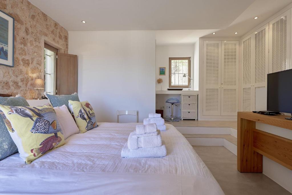 Postel nebo postele na pokoji v ubytování Deluxe Ibizan Retreat Stunning Sea Views Can Juana 6 Bedroom A Short Drive To The Beach San Jose