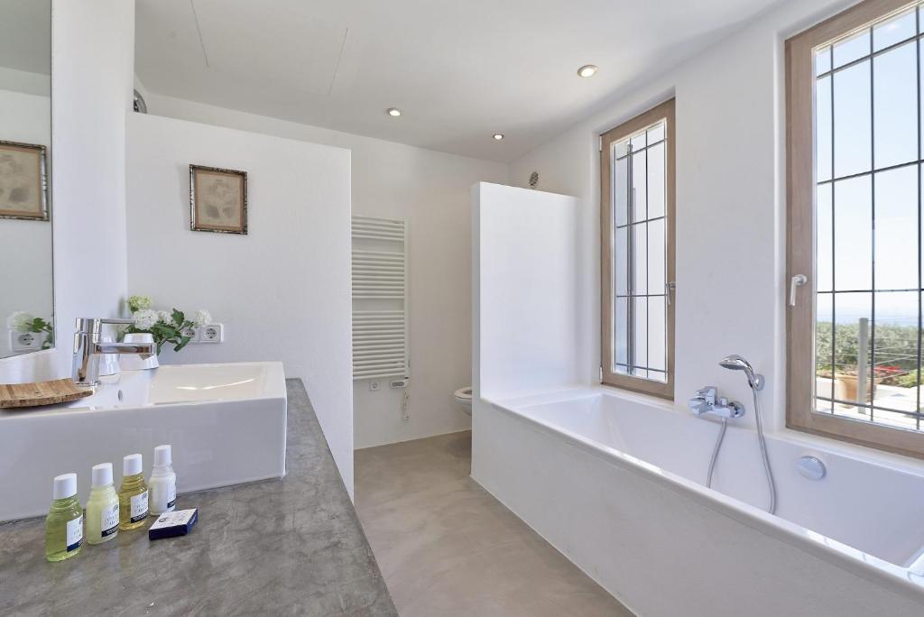 Koupelna v ubytování Deluxe Ibizan Retreat Stunning Sea Views Can Juana 6 Bedroom A Short Drive To The Beach San Jose