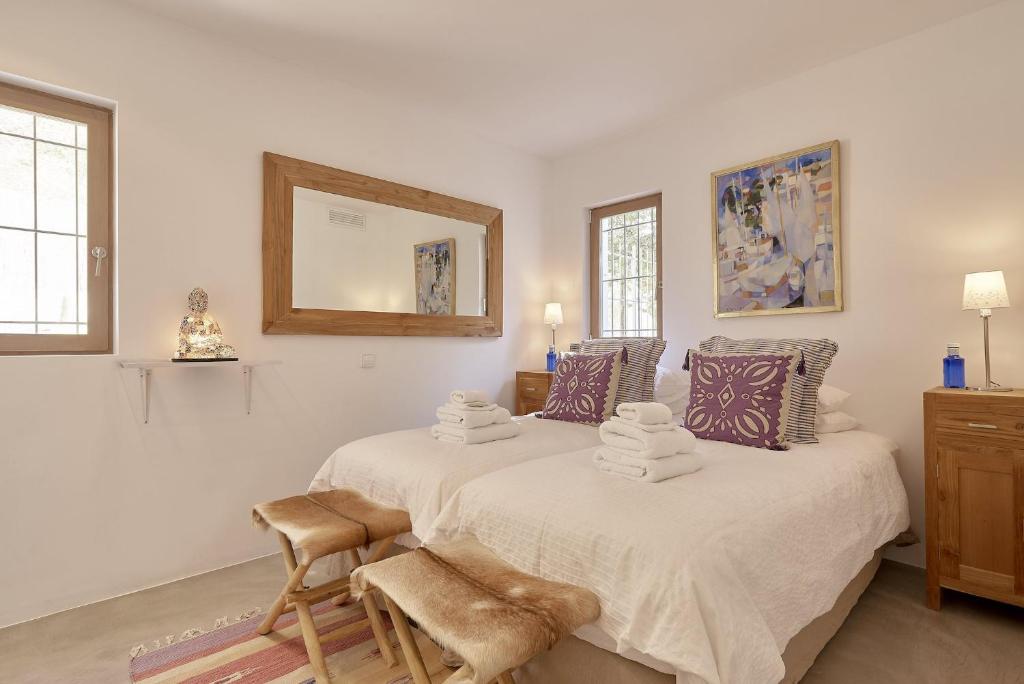 Postel nebo postele na pokoji v ubytování Deluxe Ibizan Retreat Stunning Sea Views Can Juana 6 Bedroom A Short Drive To The Beach San Jose