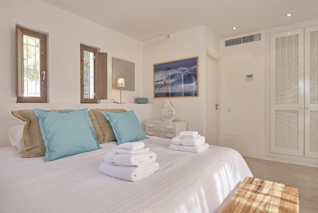 Postel nebo postele na pokoji v ubytování Deluxe Ibizan Retreat Stunning Sea Views Can Juana 6 Bedroom A Short Drive To The Beach San Jose