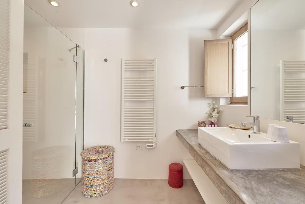 Koupelna v ubytování Deluxe Ibizan Retreat Stunning Sea Views Can Juana 6 Bedroom A Short Drive To The Beach San Jose