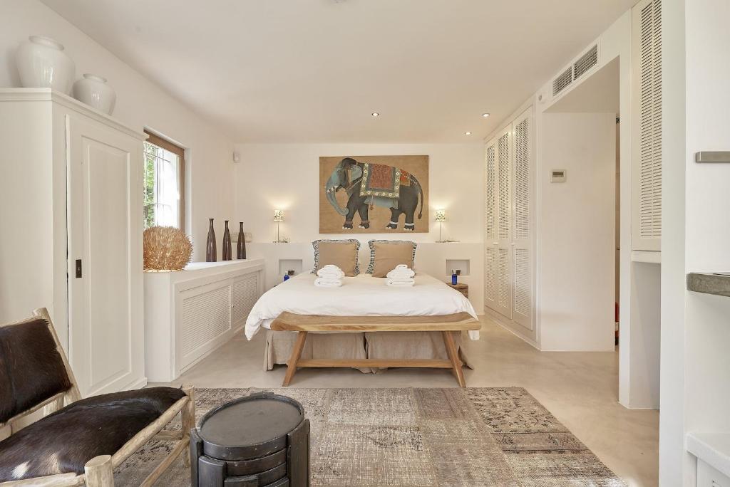 Postel nebo postele na pokoji v ubytování Deluxe Ibizan Retreat Stunning Sea Views Can Juana 6 Bedroom A Short Drive To The Beach San Jose