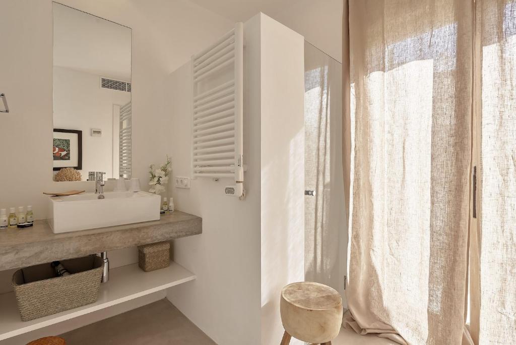 Koupelna v ubytování Deluxe Ibizan Retreat Stunning Sea Views Can Juana 6 Bedroom A Short Drive To The Beach San Jose