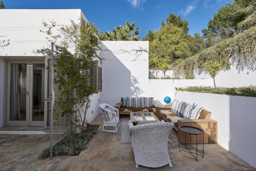 Posezení v ubytování Deluxe Ibizan Retreat Stunning Sea Views Can Juana 6 Bedroom A Short Drive To The Beach San Jose