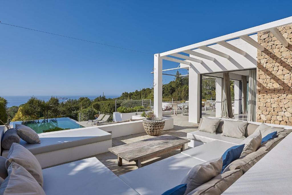 Posezení v ubytování Deluxe Ibizan Retreat Stunning Sea Views Can Juana 6 Bedroom A Short Drive To The Beach San Jose