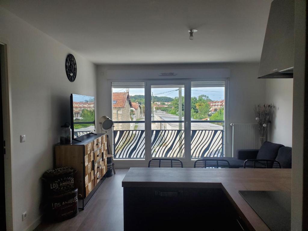 - un salon avec vue sur un balcon dans l'établissement Joli appartement proche du centre-réseau orange pour capter, à Saint-Fargeau-Ponthierry