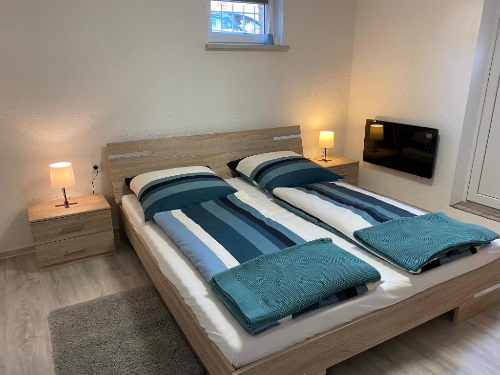 Tempat tidur dalam kamar di Ferienhaus Naturblick