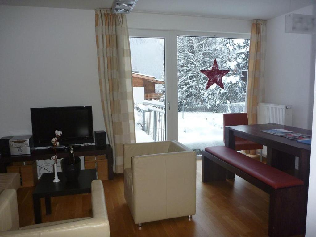 Televízia a/alebo spoločenská miestnosť v ubytovaní Chalet Schloßkopf FeWo Rendl
