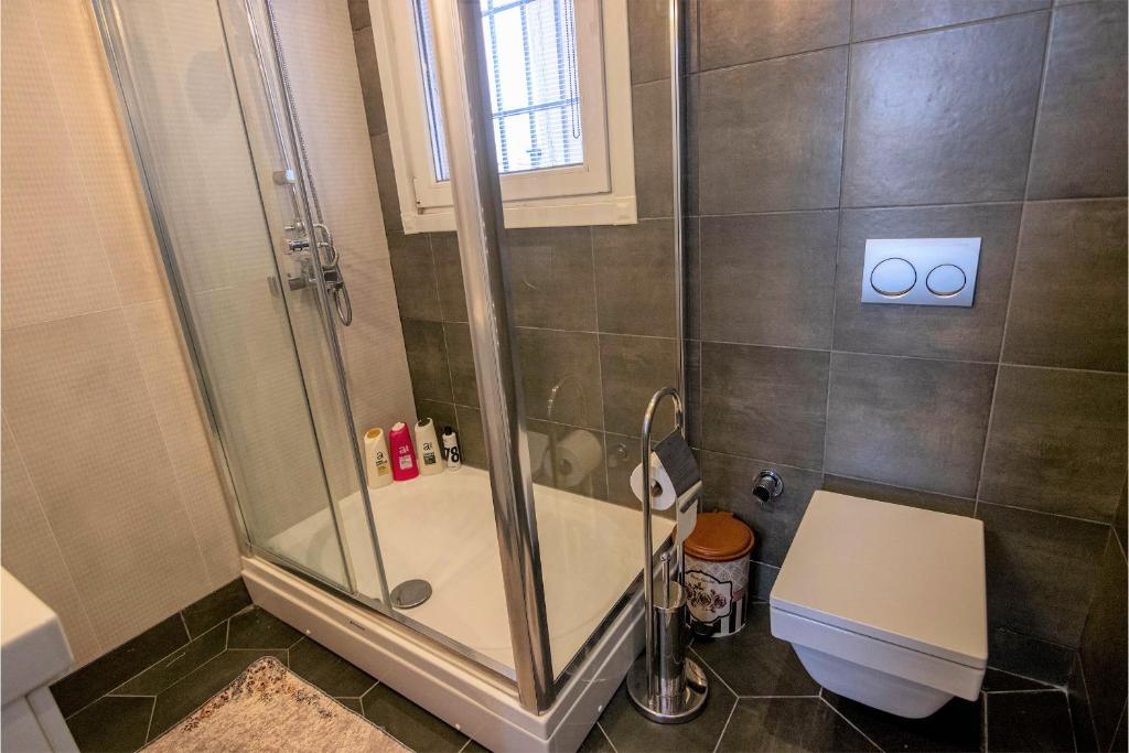 A bathroom at Taksim Roya Apartment -center of the Istanbul