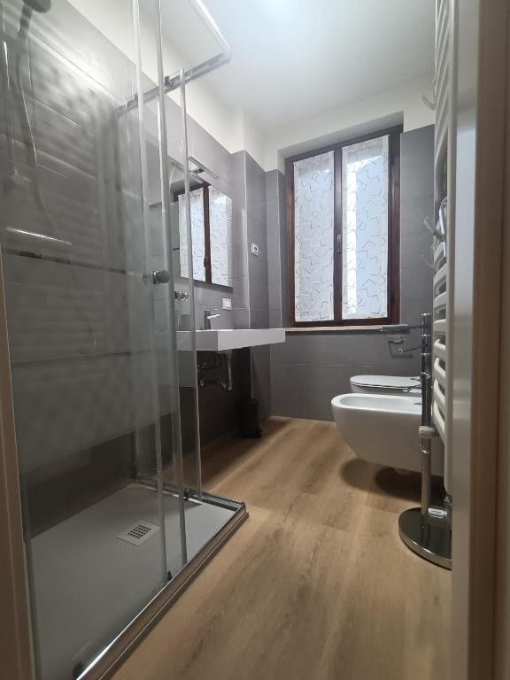 Koupelna v ubytování Sulla Ciclabile Apartment lungo il fiume Adige