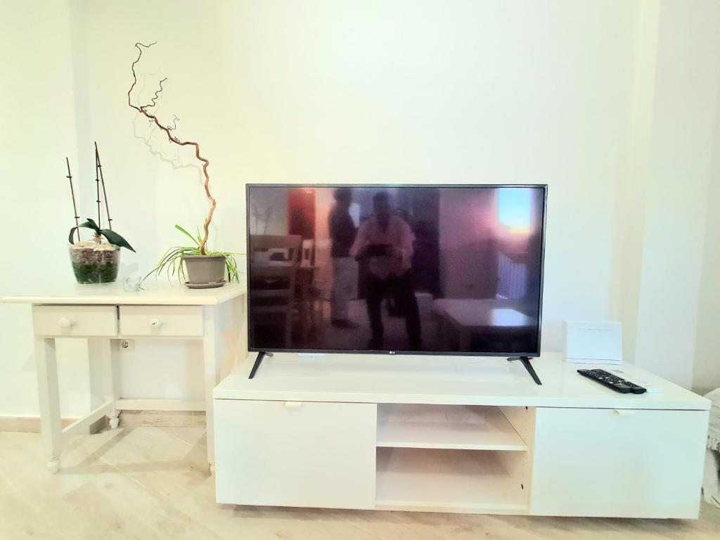 Televízia a/alebo spoločenská miestnosť v ubytovaní AA Guest - Sol Eco Apartment Lateral Sea Views