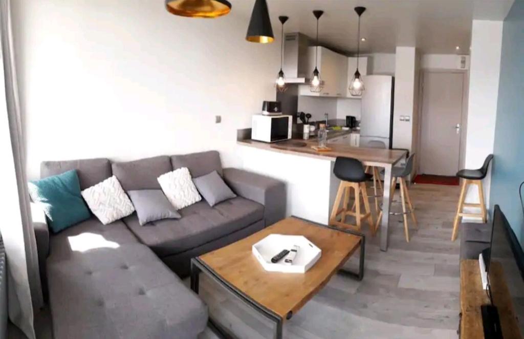a living room with a couch and a table at Appartement 39 m, 2 pièces, départ, retour ski à 150 m, belle vue in Tignes