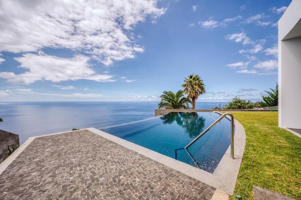Bazén v ubytování Vila Aguarelas with pool by Stay Madeira Island nebo v jeho okolí