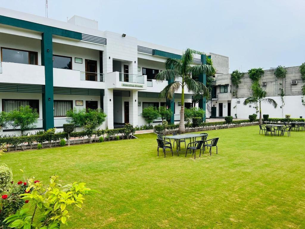 Hotel Whistling Greens, Moga