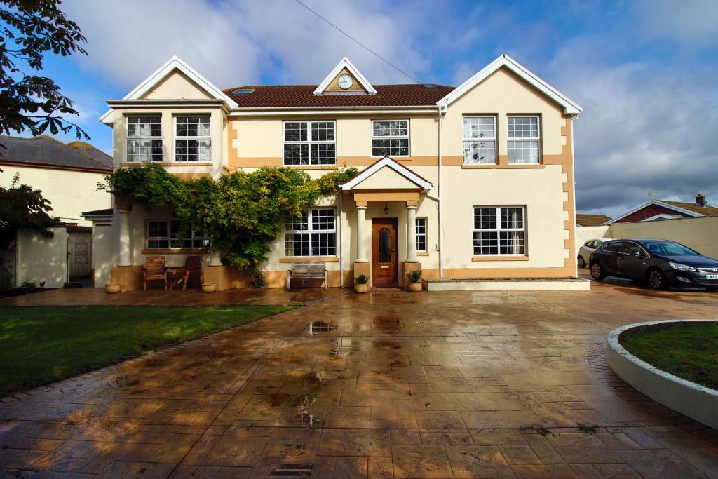 Gallery image of The Clock House in Porthcawl