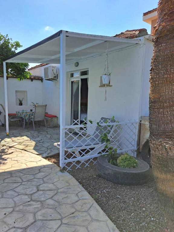 Mediterranean poolside garden cottage - Studio With Garden View