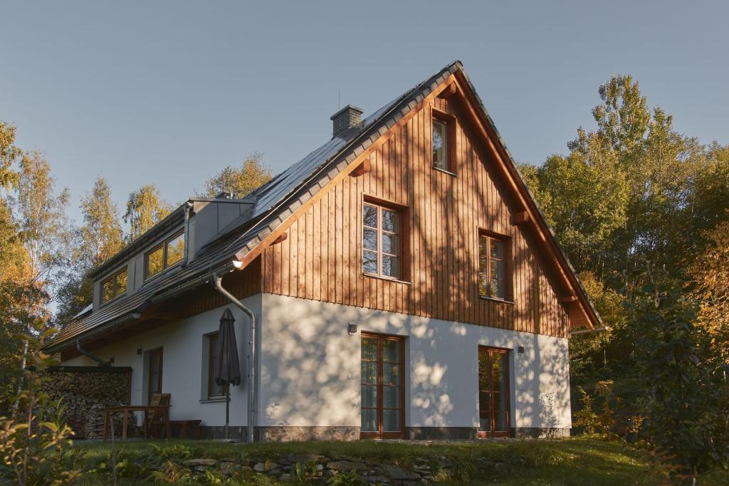 um celeiro com um telhado de gambrel em U Staré hájenky em Jindřichov