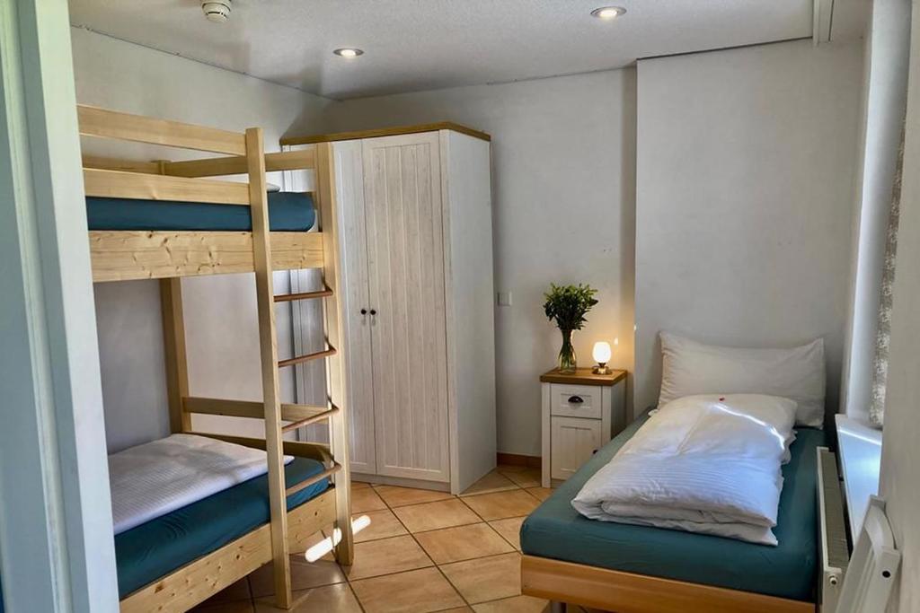 Postel nebo postele na pokoji v ubytování Hotel Alpenrose beim Ballenberg