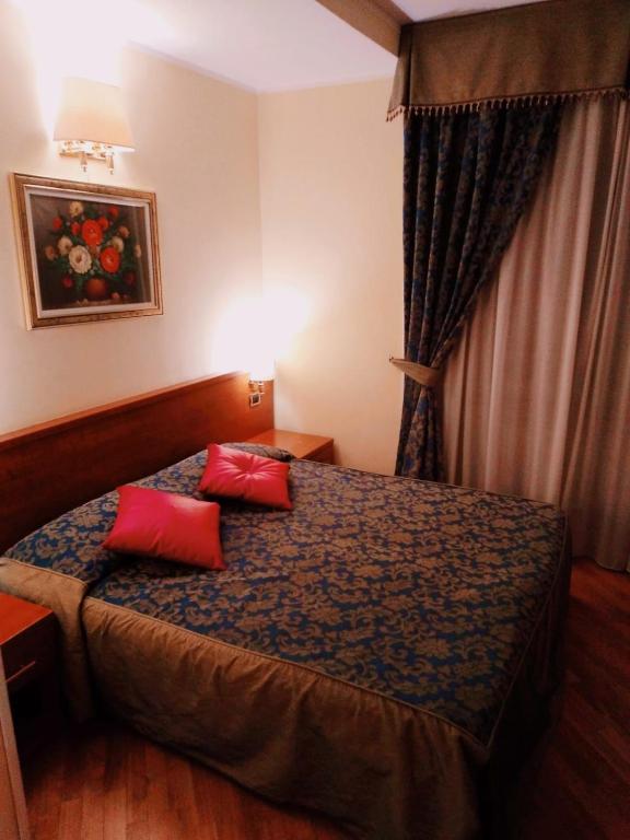 Postel nebo postele na pokoji v ubytování Hotel Fenicia