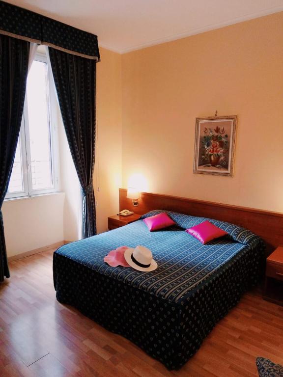 Postel nebo postele na pokoji v ubytování Hotel Fenicia