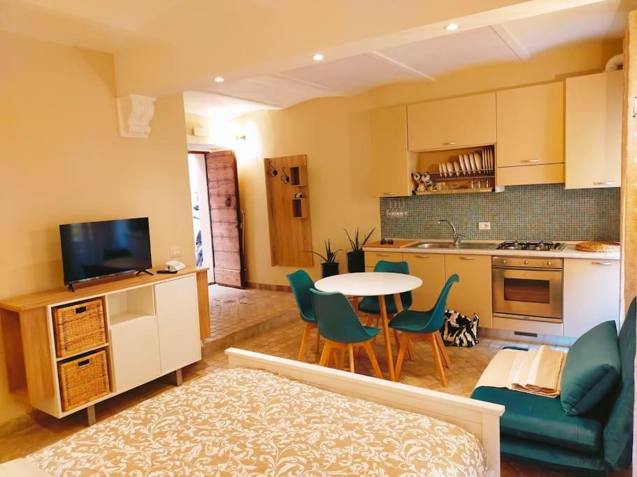 A kitchen or kitchenette at MancioBiba Home