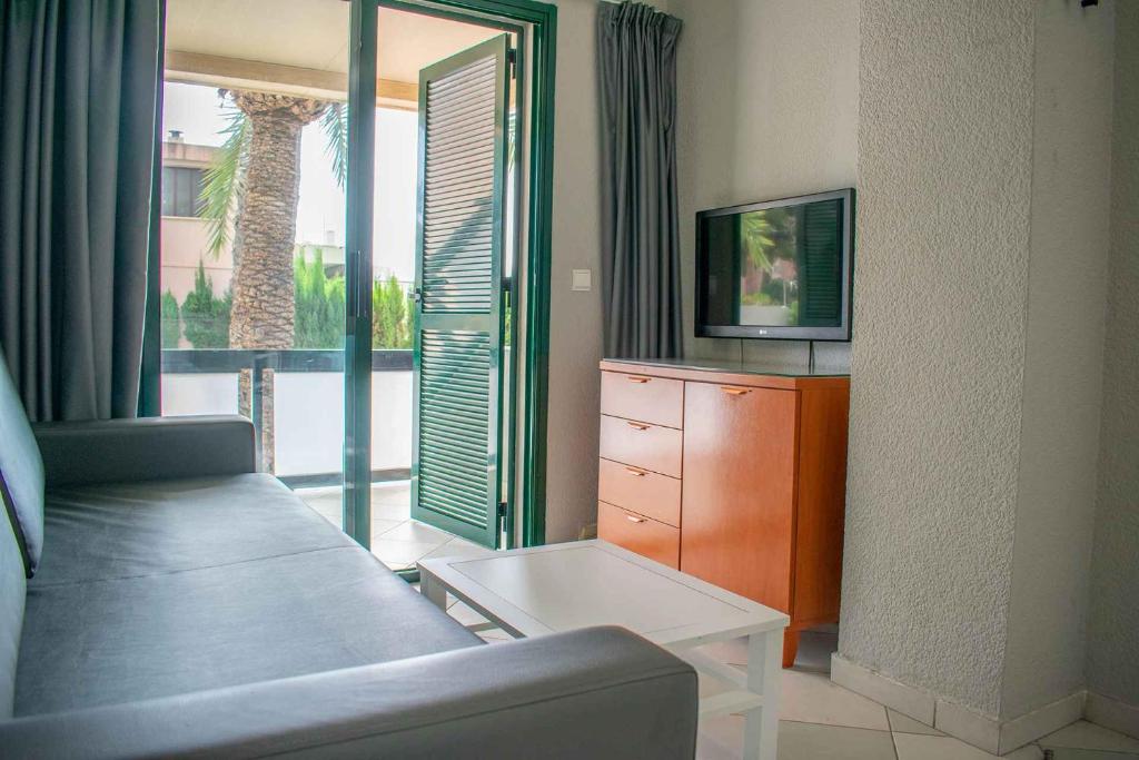 TV a/nebo společenská místnost v ubytování Apartamentos Michel Angelo Benidorm