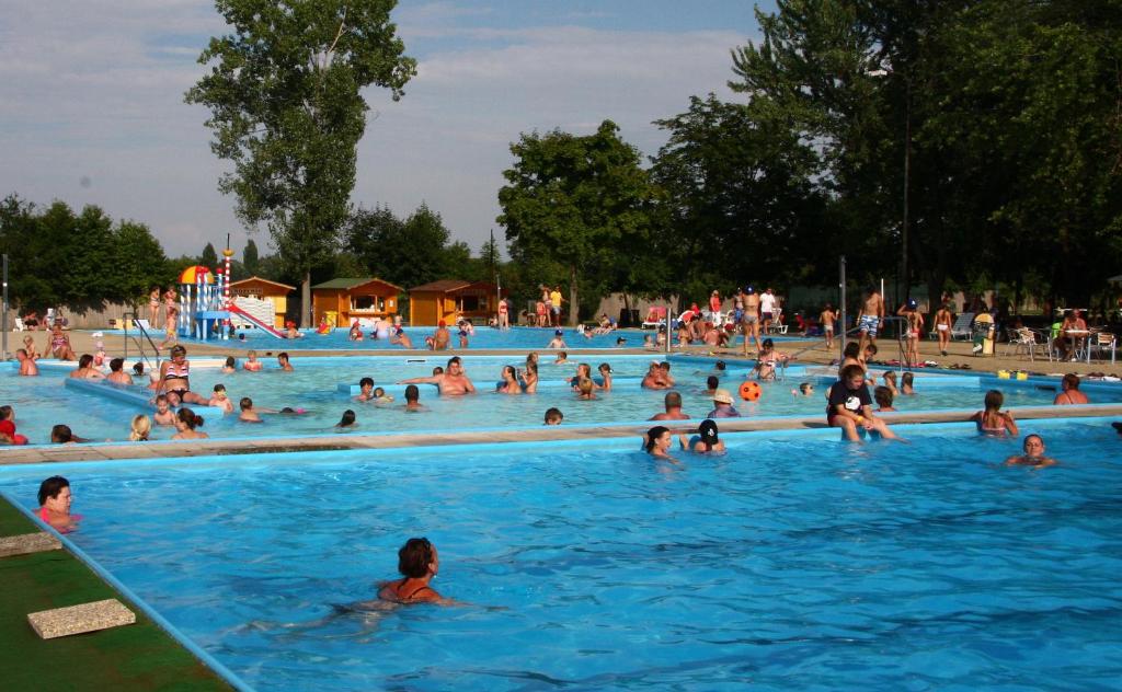 Bazén v ubytování Chatova osada Family Resort Thermalpark inclusiv nebo v jeho okolí