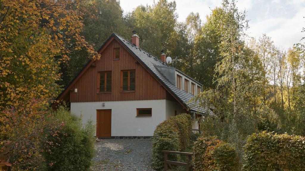 ヴェルケー・ロシニにあるApartmány Maršíkovの白い葺き屋根の家
