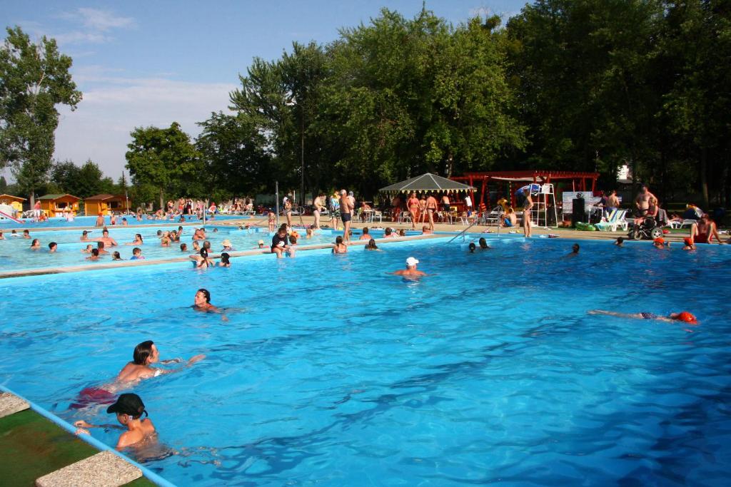 Bazén v ubytování Chatova osada Family Resort Thermalpark inclusiv nebo v jeho okolí