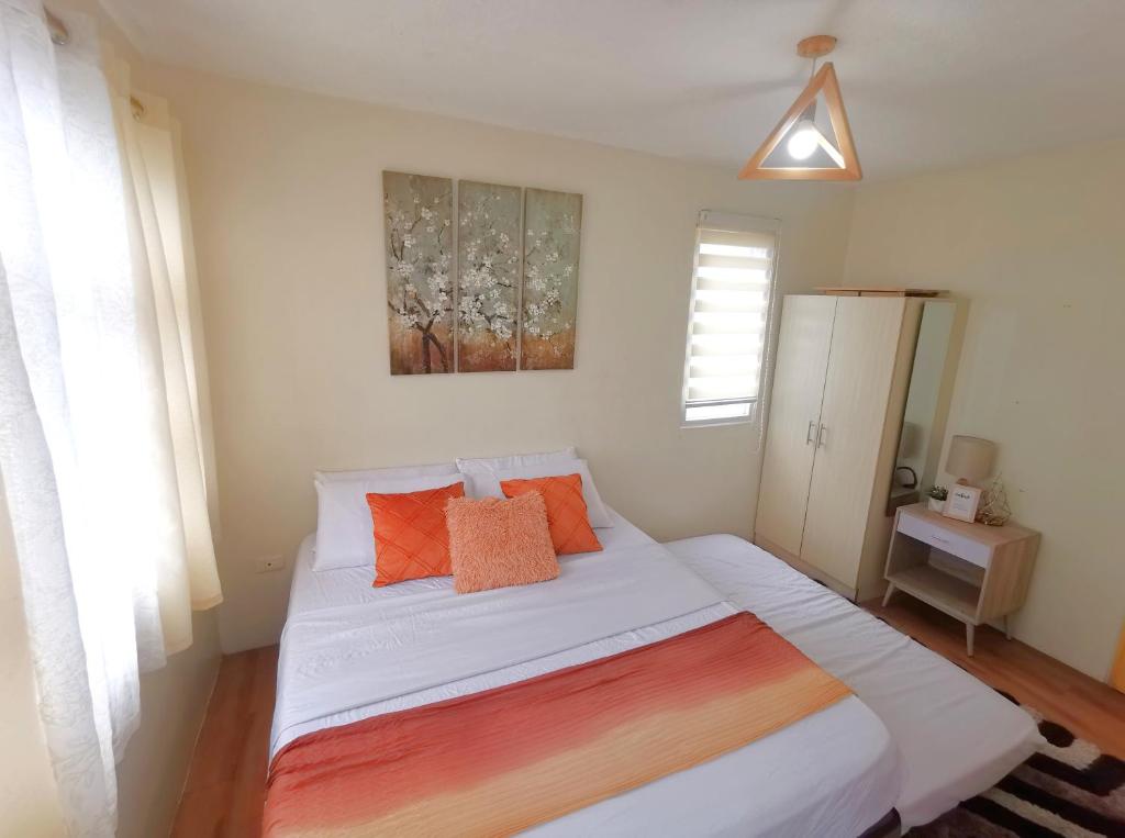 Postel nebo postele na pokoji v ubytování Davao Condo 2BR Pool Wifi Netflix
