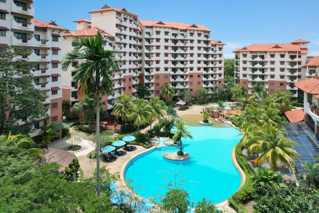 uma vista aérea de um resort com uma piscina em Holiday Inn Resort Batam, an IHG Hotel em Sekupang