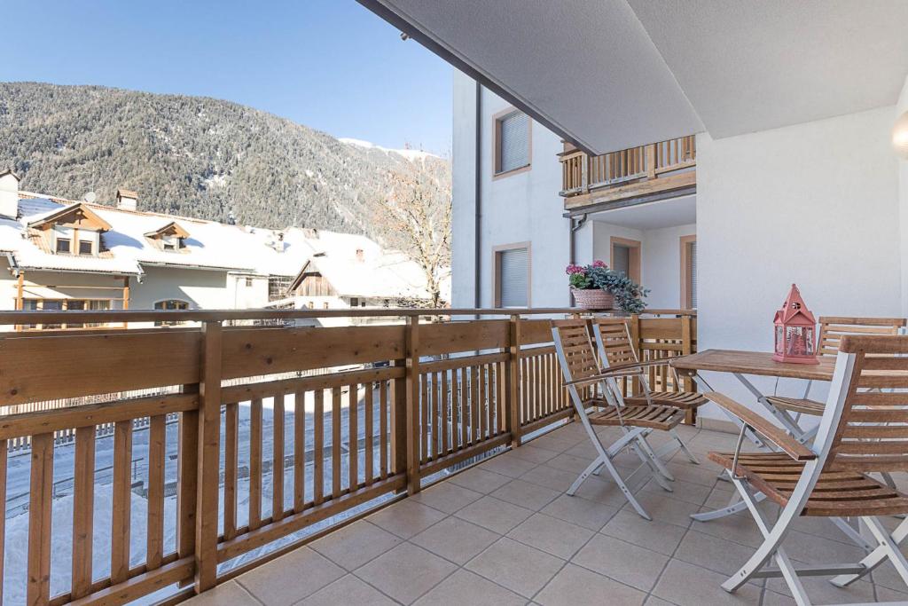 einen Balkon mit einem Tisch und Stühlen sowie Aussicht in der Unterkunft Casa Relax in Oberrasen