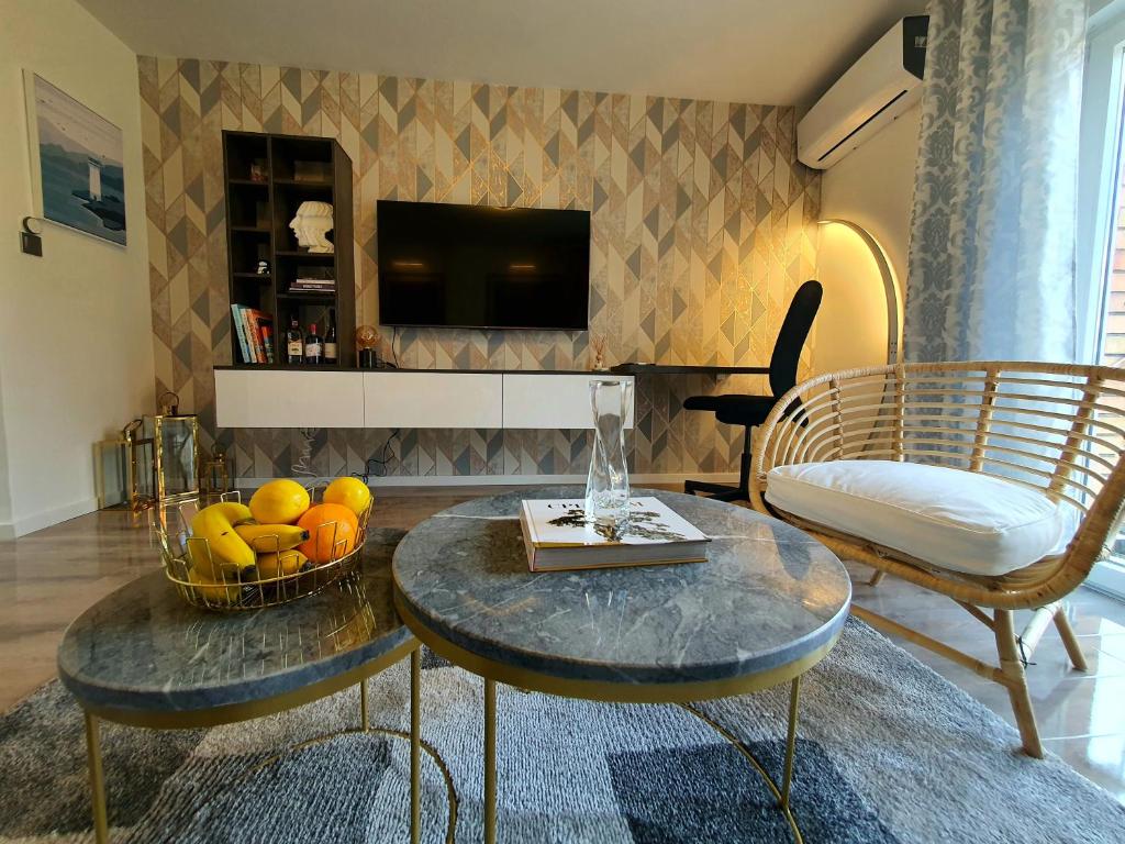Sala de estar con 2 mesas de centro y TV en Negotin Centar Apartment with Parking en Negotin