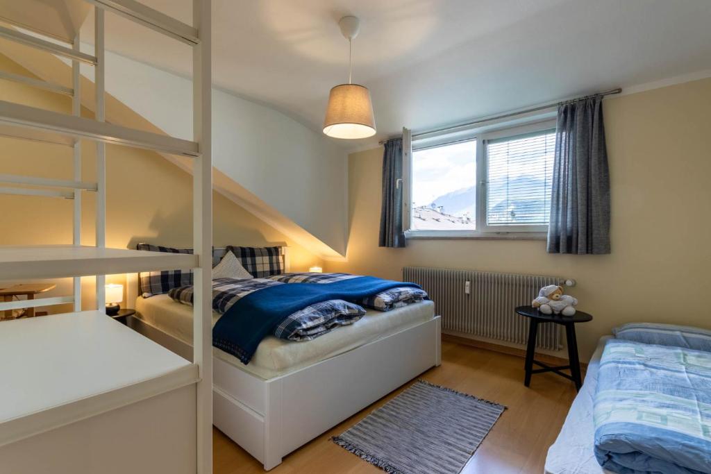 een slaapkamer met een stapelbed en een ladder bij Casa Waldheim in Brunico