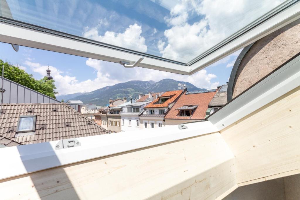 desde el balcón de una casa con una gran ventana en Central Attic - City view, en Brunico