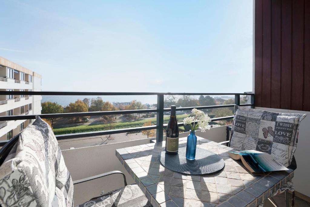 einen Tisch mit einer Flasche Wein auf dem Balkon in der Unterkunft Haus Meeresblick Wohnung 80 in Kellenhusen