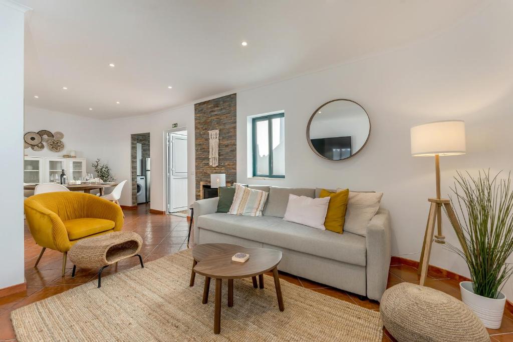 un salon avec un canapé et une table dans l'établissement Casa dos Sonhos Albufeira, à Albufeira