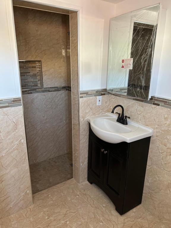 5 bed rooms house a min away from the beach