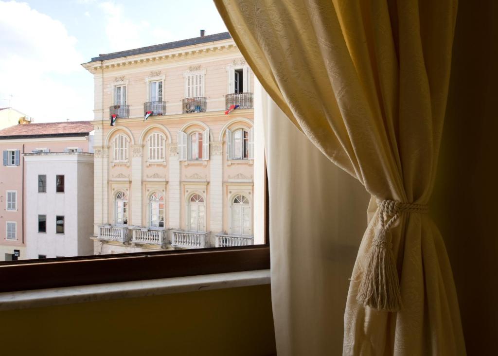 ein Fenster mit Blick auf ein großes Gebäude in der Unterkunft Piazza Azuni 18 Guest House in Sassari
