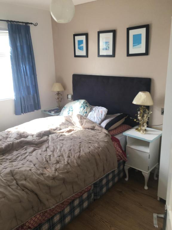 sypialnia z łóżkiem i stołem z lampką w obiekcie Seaside Serenity w mieście Dartmouth