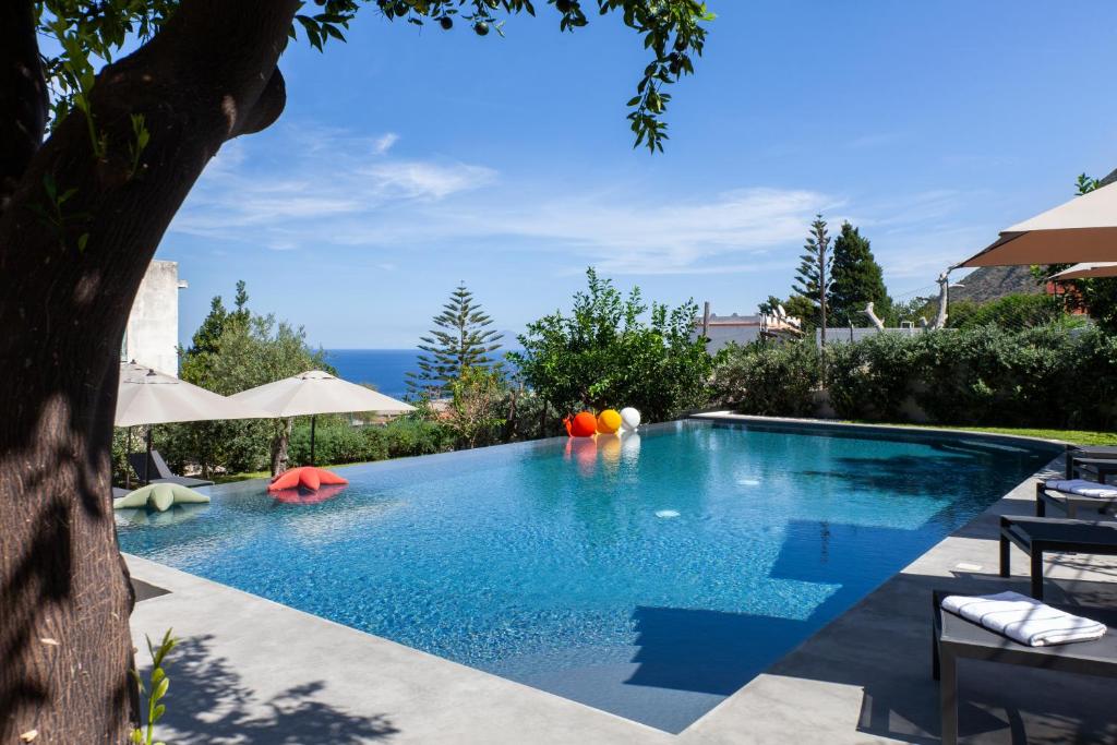 una piscina con vistas al océano en Frangimare La Segreta, en Malfa