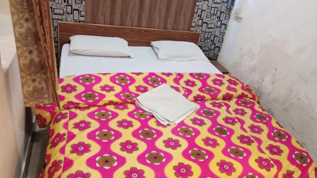 Postel nebo postele na pokoji v ubytování Veg park view hotel matheran