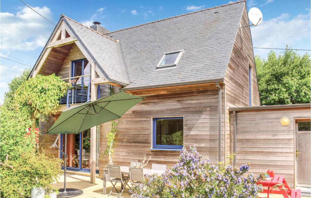 Plounéour-TrezにあるNice Home In Plounour-trez With Saunaの前の傘を持つ家