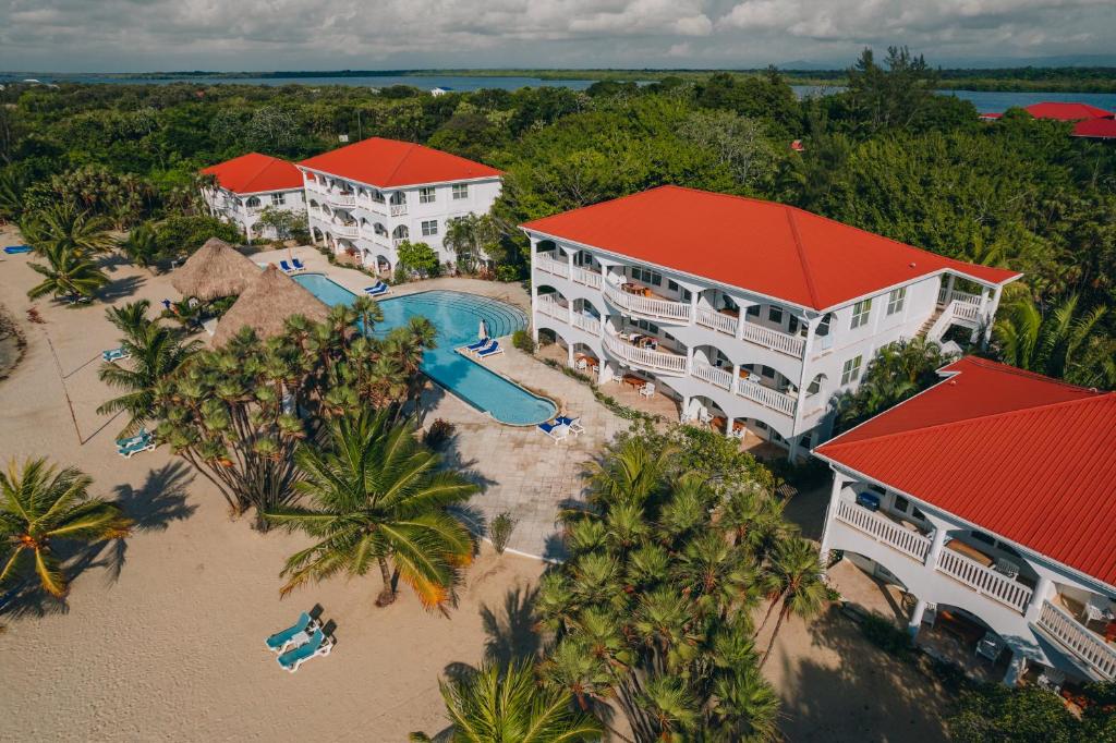 Maya Beach的住宿－Umaya Resort & Adventures，享有带游泳池的度假村的空中景致