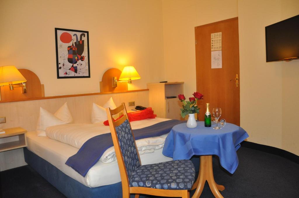 Postel nebo postele na pokoji v ubytování City Partner Hotel Strauss