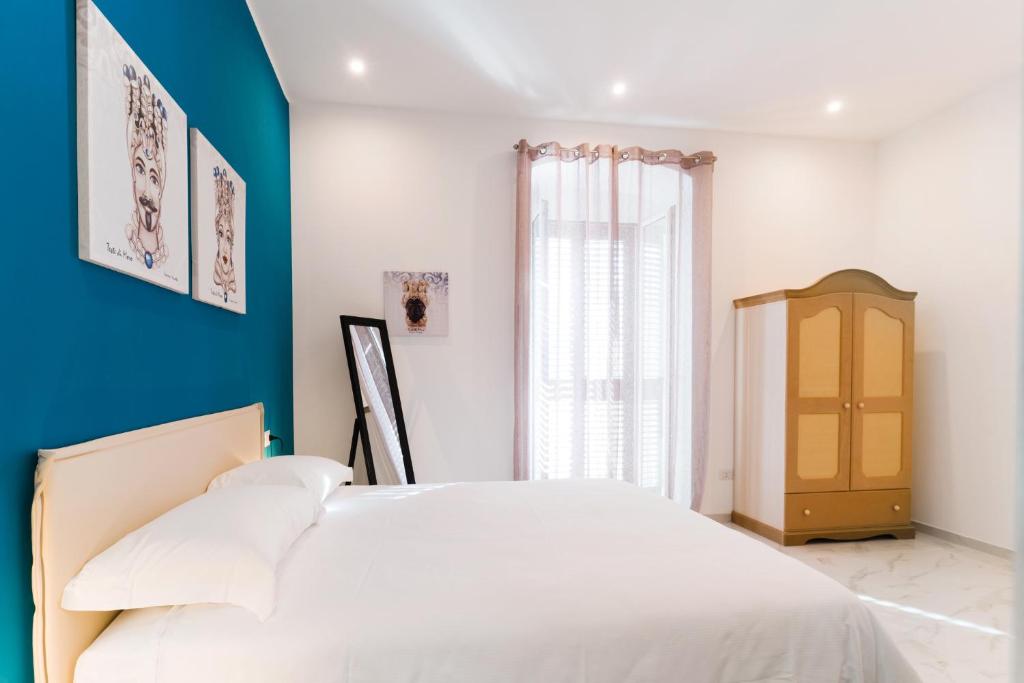 A bed or beds in a room at GUENDALINA SWEET HOME - LA CASETTA Di GUENDALINA