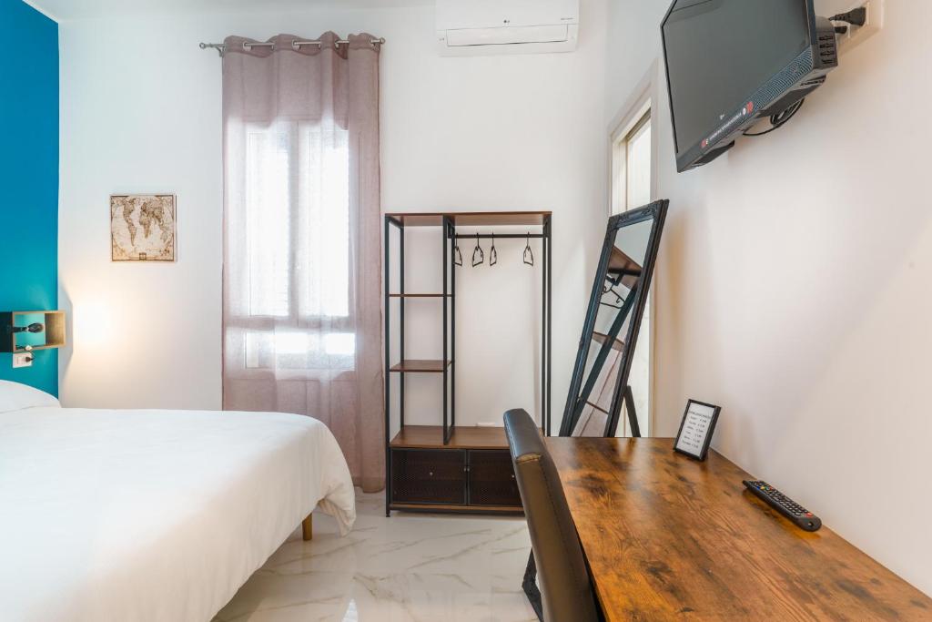 A television and/or entertainment centre at GUENDALINA SWEET HOME - LA CASETTA Di GUENDALINA