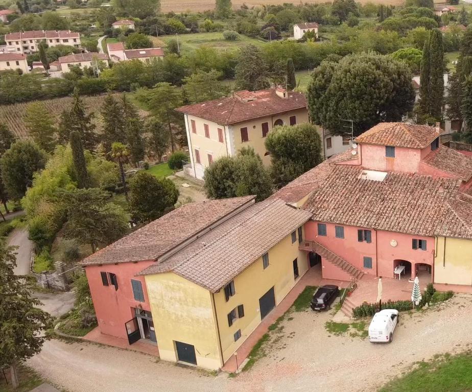 uma vista geral de uma aldeia com casas cor-de-rosa e amarelas em QOELET - B&B Etico e Sociale em Montevarchi