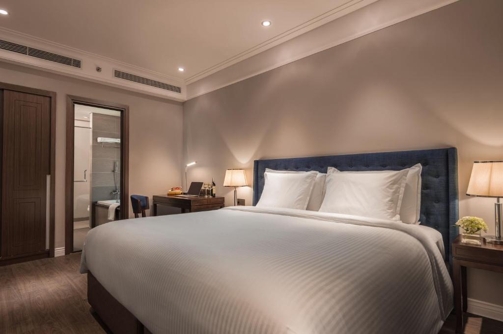 Luxury Beach Condo 5-star, Rooftop poolにあるベッド